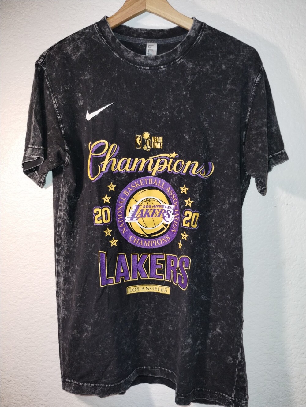 Los Angeles Lakers 2020 Champions Black Stonewash T-shirt sz Small